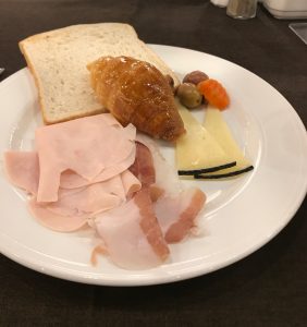 ホテルの朝食、朝からハムを食べまくる奴。