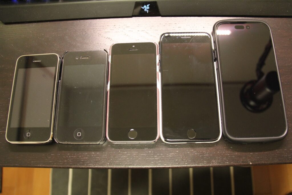 左から、iPhone3G、4s、5s、7、14PRO