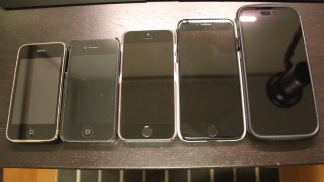 左から、iPhone3G、4s、5s、7、14PRO